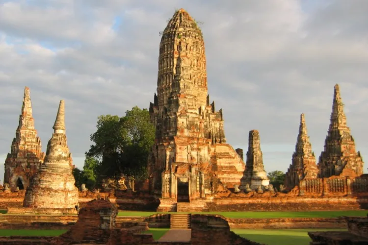 The ruins of Wat Chaiwatthanaram