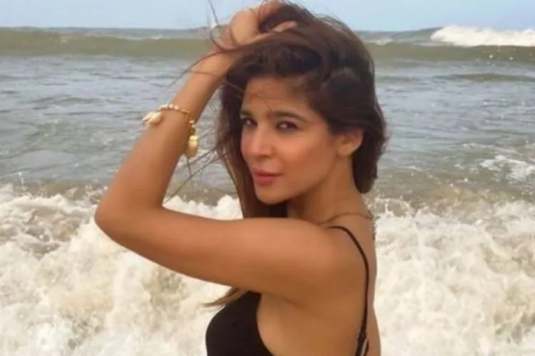 Video: Ayesha Omar’s new video in bold outfit goes viral