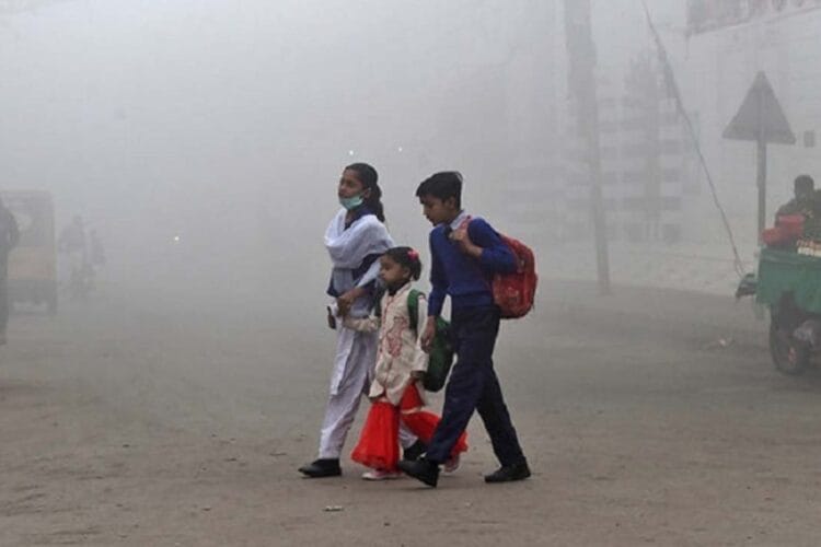 Punjab Temporarily Shuts Down Primary Schools and Calls for Cross-Border Smog Dialogue with India