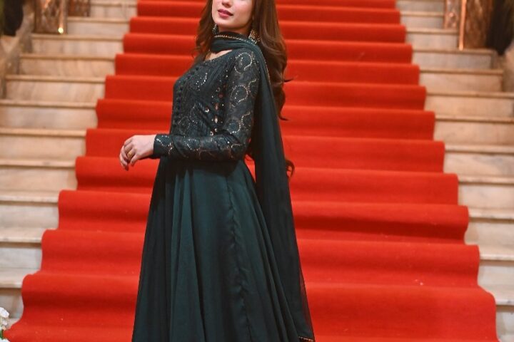BTS Photos of Hina Tariq from ‘Naqaab’ Set Go Viral