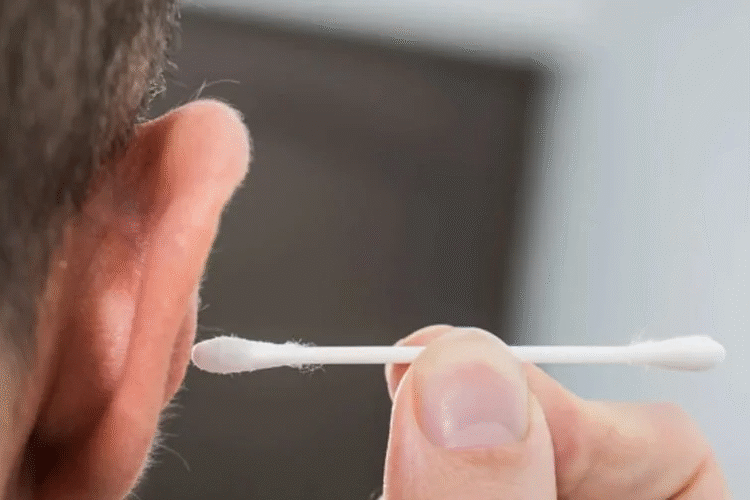 Doctors are warning that a habit many people consider routine and harmless—cleaning ears with earbuds or cotton swabs—is quietly causing serious hearing problems.