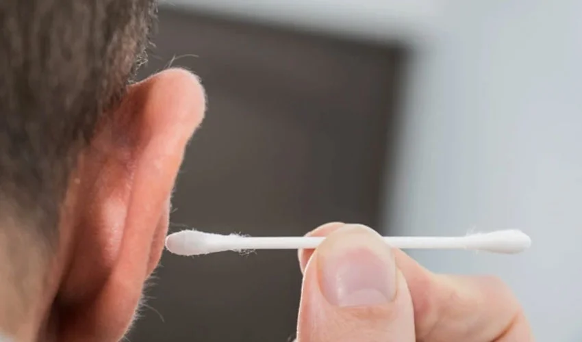 Doctors are warning that a habit many people consider routine and harmless—cleaning ears with earbuds or cotton swabs—is quietly causing serious hearing problems.