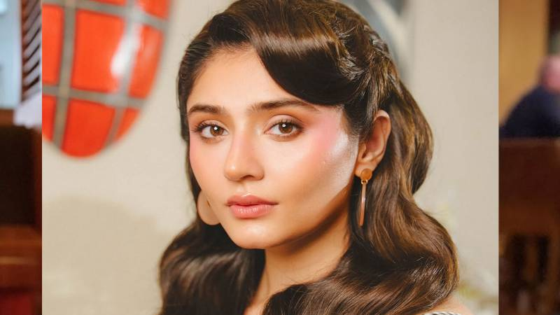 Dure Fishan Saleem Sends Love from the ‘City of Lights’ in Playful Post