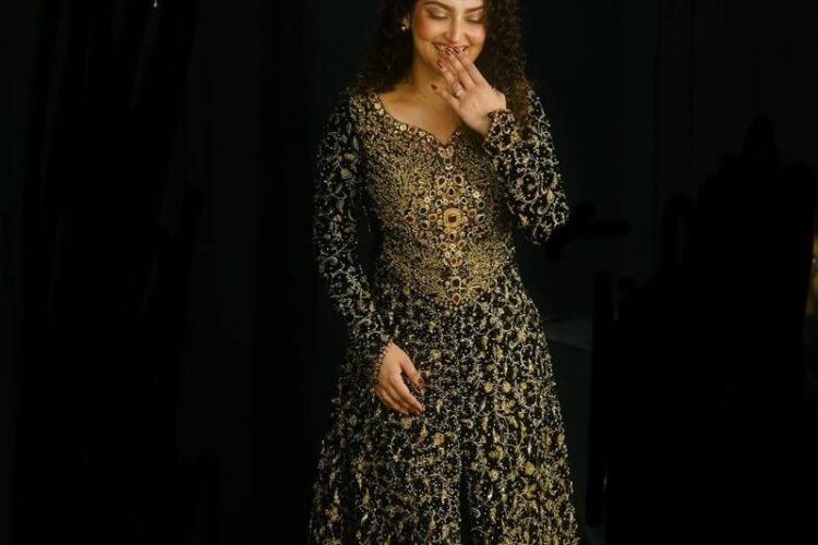 Hiba Bokhari’s “Okay Bye” Post Sparks Curiosity After Glamorous Awards Appearance