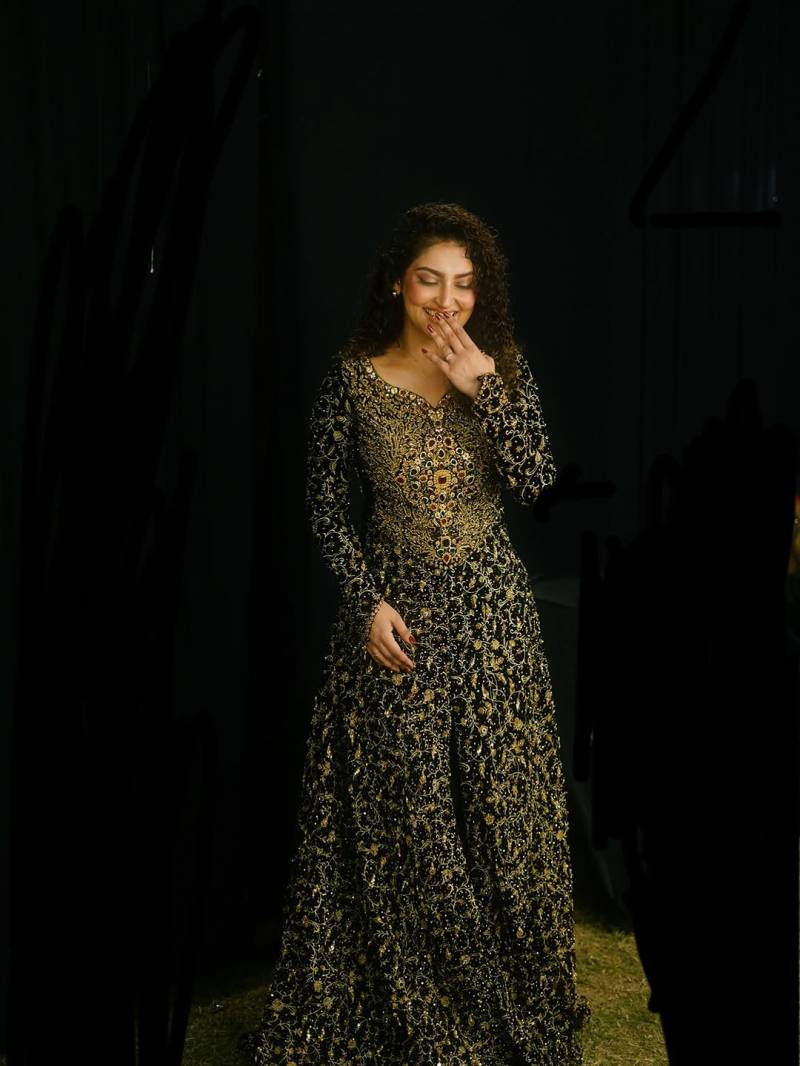Hiba Bokhari’s “Okay Bye” Post Sparks Curiosity After Glamorous Awards Appearance