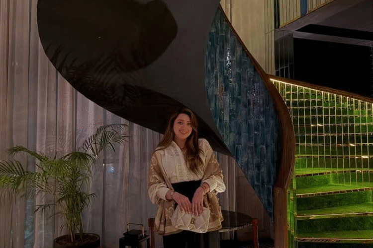 Momina Iqbal turns heads with elegant dinner-night fashion moment