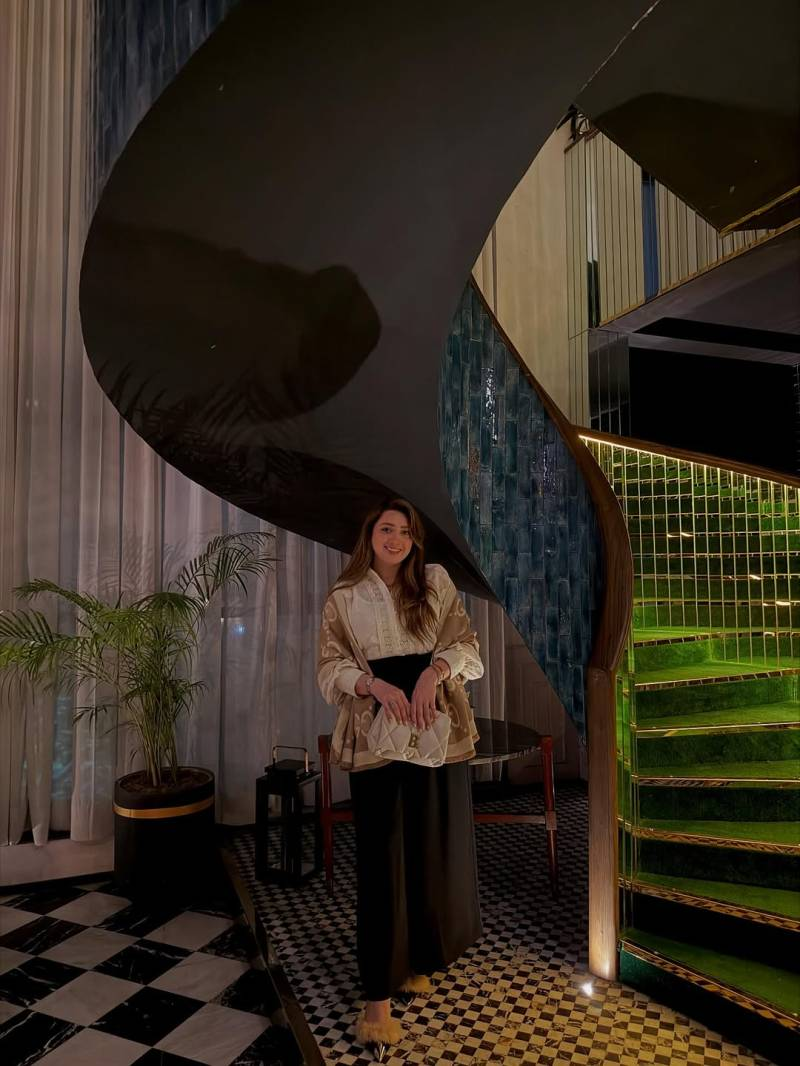Momina Iqbal turns heads with elegant dinner-night fashion moment