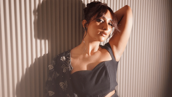 Mahnoor Pervaiz Rings in 2026 ‘Unbothered, Unfiltered’ with Friends