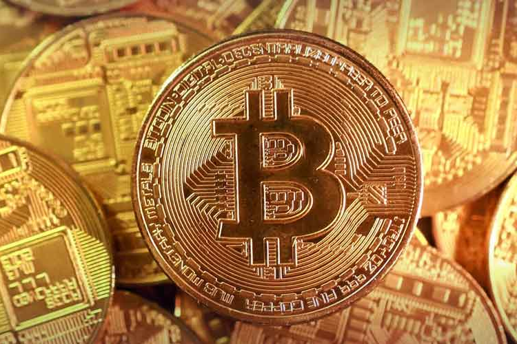 Bitcoin Slides Toward $70,000 as Crypto Markets Face Renewed Pressure