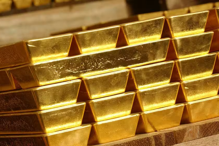 Gold Prices in Pakistan Fall Near Rs. 5.2 Lac per Tola Amid Global Market Decline
