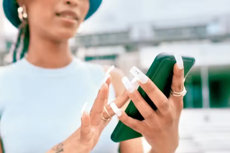 Student Develops Nail Polish That Turns Fingernails Into Touchscreen Styluses